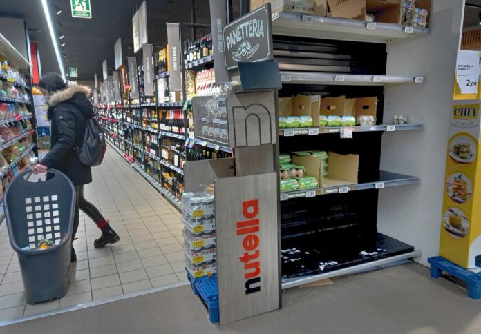 Milano, Supermercati con scaffali quasi vuoti