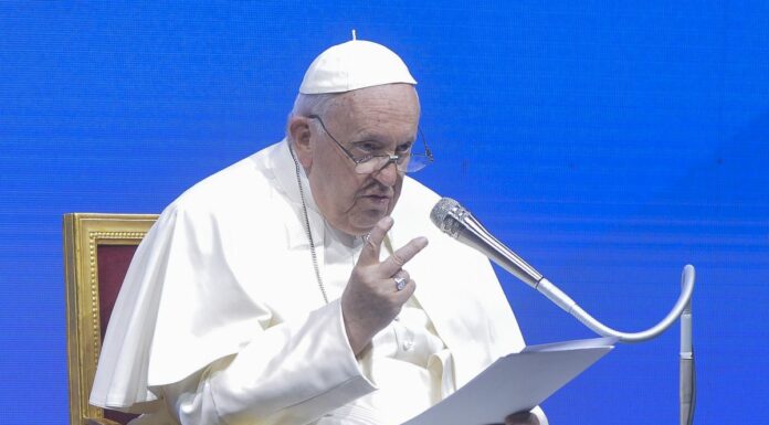 Papa “Non abituiamoci ai conflitti e alle violenze”