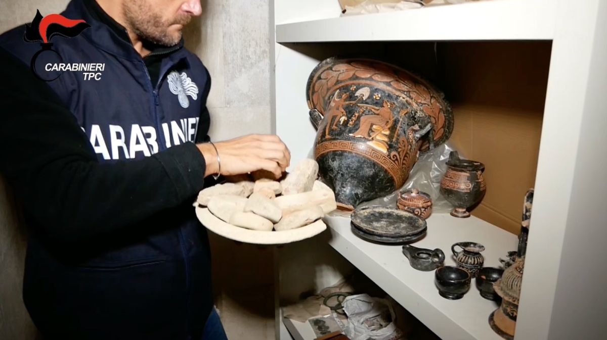 Scavi archeologici clandestini, arresti e perquisizioni in 5 regioni