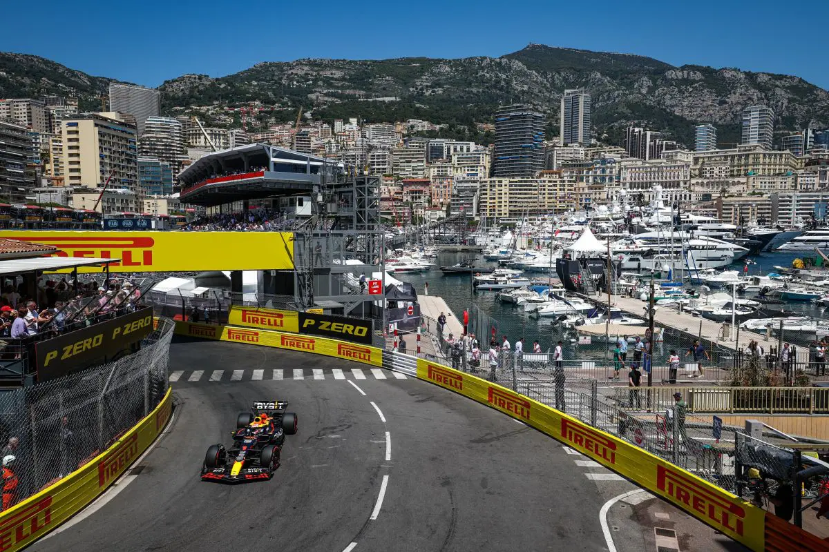 Pole di Verstappen su Alonso a Monaco, Leclerc penalizzato