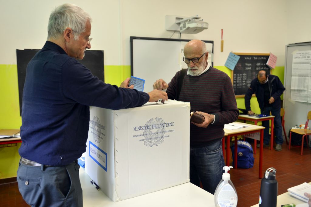 Amministrative, seggi aperti in Sicilia, Sardegna e per i ballottaggi. Cala affluenza