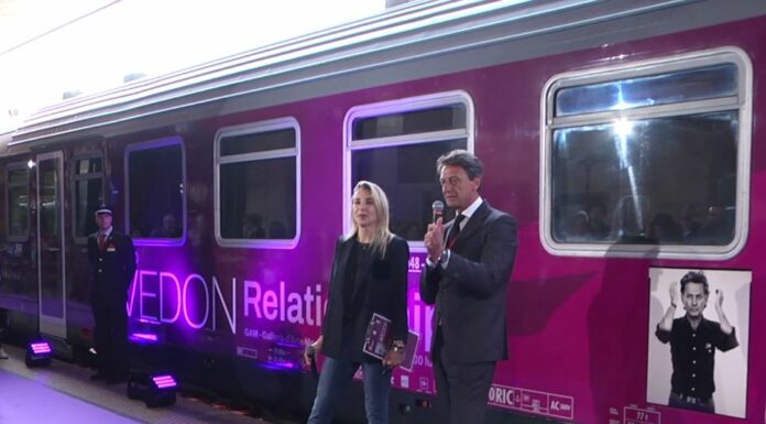 Fs, partito da Roma l’Intercity con gli scatti di Richard Avedon