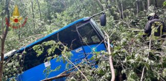 Scuolabus esce fuori strada a Pontremoli, due feriti gravi