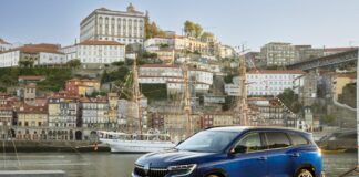 Renault reinventa la Espace con il motore E-Tech da 200 cavalli