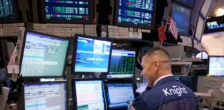 Piazza Affari chiude in lieve rialzo, mercati prudenti