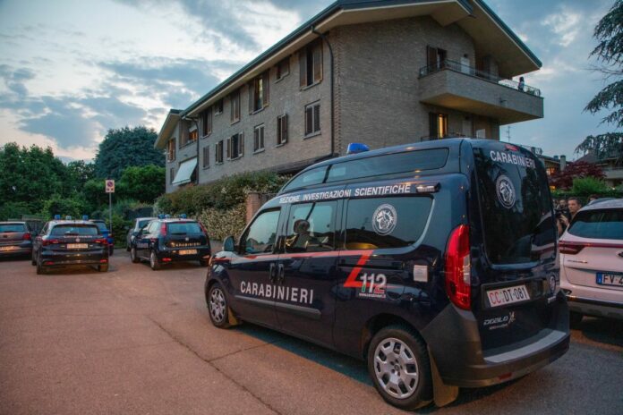 Il ritorno di Alessandro Impagnatiello compagno della ragazza scomparsa Giulia Tramontano nella casa dove vivevano insieme