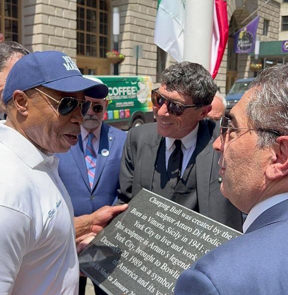 Una targa a New York per ricordare Arturo Di Modica e il suo toro di Wall Street Una targa a New York per ricordare Arturo Di Modica e il suo toro di Wall Street