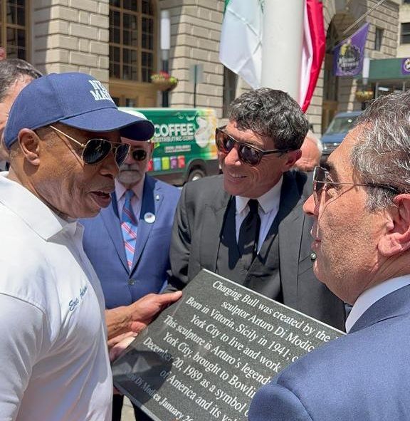 Una targa a New York per ricordare Arturo Di Modica e il suo toro di Wall Street