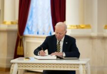 Biden firma accordo ed evita il default