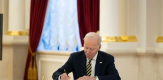 Biden firma accordo ed evita il default