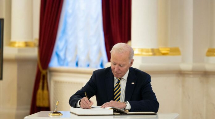 Biden firma accordo ed evita il default