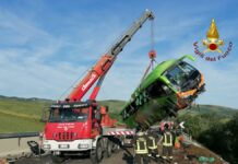 Pullman si ribalta sulla A16, un morto e 14 feriti