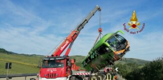 Pullman si ribalta sulla A16, un morto e 14 feriti