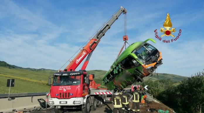 Pullman si ribalta sulla A16, un morto e 14 feriti