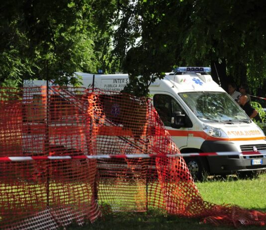 Incidente sul lavoro nel Torinese, 75enne muore schiacciato da un veicolo per il trasporto della legna