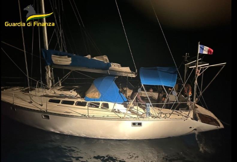 Immigrazione, arrestati a Crotone due presunti scafisti moldavi Immigrazione, arrestati a Crotone due presunti scafisti moldavi