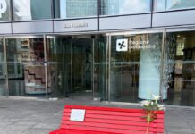 Omicidio Giulia, panchina rossa davanti a ingresso Palazzo Lombardia