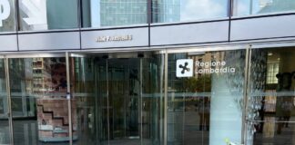 Omicidio Giulia, panchina rossa davanti a ingresso Palazzo Lombardia