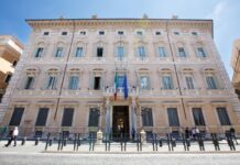 Bandiere a mezz’asta in Senato per Berlusconi