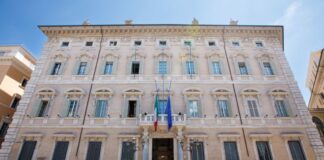 Bandiere a mezz’asta in Senato per Berlusconi