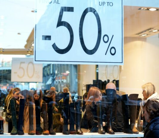 Saldi al via sabato a Milano, spesa media a persona stimata in 160 euro