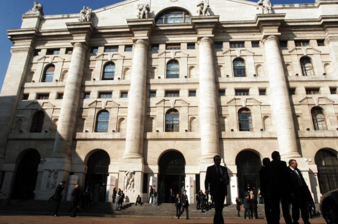 FOTO DI ARCHIVIO - Borsa di Milano di piazza Affari - foto di repertorio