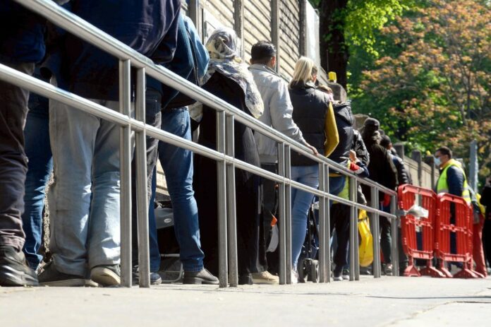 Milano, Code di bisognosi al Pane Quotidiano per aiuti alimentari