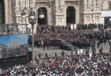 L’ultimo saluto a Berlusconi tra applausi e commozione