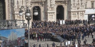 L’ultimo saluto a Berlusconi tra applausi e commozione