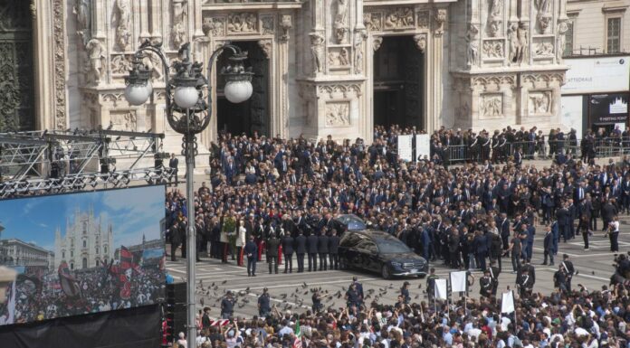 L’ultimo saluto a Berlusconi tra applausi e commozione