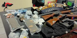 Blitz a Siracusa contro lo spaccio, sequestro di droga, armi e denaro