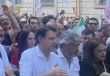 Conte “Il Governo fa cassa sui poveri”. Grillo propone reddito universale