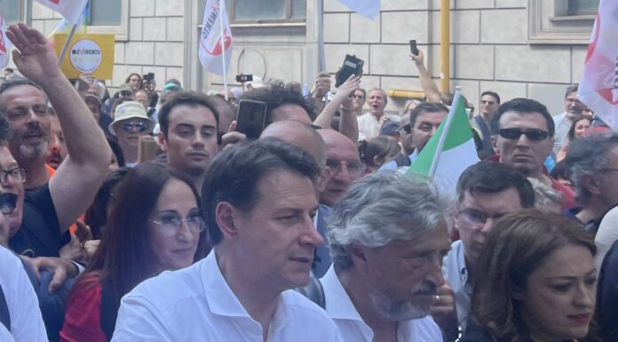 Conte “Il Governo fa cassa sui poveri”. Grillo propone reddito universale