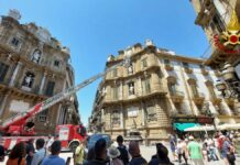 Caduta di calcinacci ai Quattro Canti, intervento dei vigili del fuoco