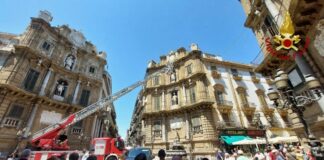 Caduta di calcinacci ai Quattro Canti, intervento dei vigili del fuoco