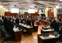 Il Consiglio regionale della Lombardia ricorda Berlusconi, il M5s lascia l’Aula