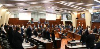 Il Consiglio regionale della Lombardia ricorda Berlusconi, il M5s lascia l’Aula