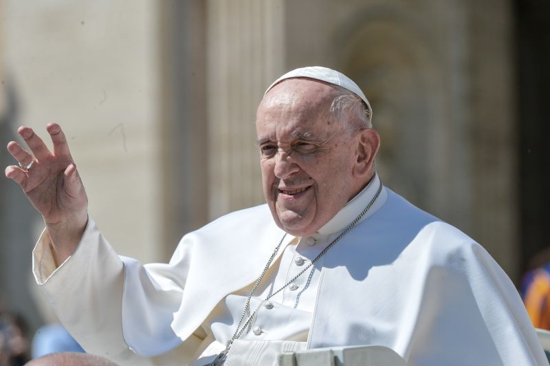 Papa “Affrontare il tema dell’accoglienza senza scuse e indugi”