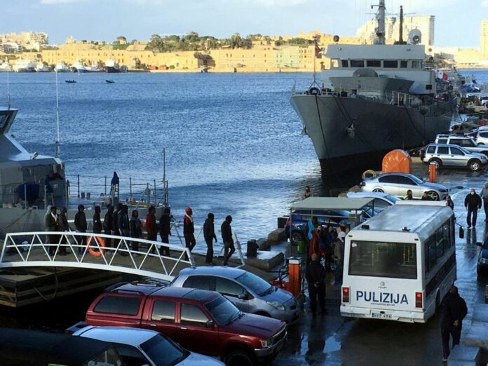 Migranti a bordo delle navi Sea Watch e Sea Eye sbarcano al porto di La Valletta a Malta