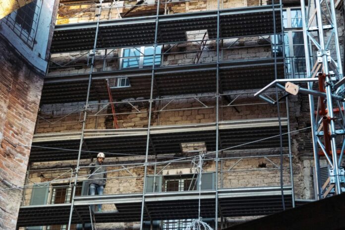 centro storico in fermento ,completamente occupato dai cantieri edili per la ristrutturazione e il restauro delle facciate dei palazzi
