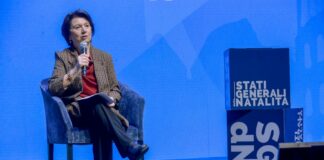 Roccella “Non si diventa genitori per contratto”