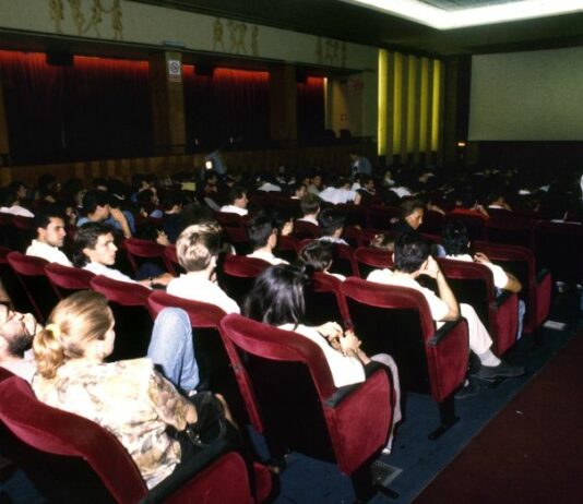 Consumi culturali, cinema e attività dal vivo a livelli pre-Covid: i dati Confcommercio