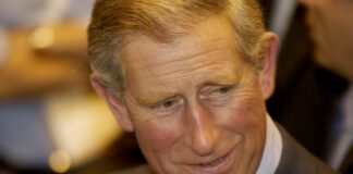 Re Carlo conferisce l’Ordine dell’Impero Britannico a Salvatore Bordonali