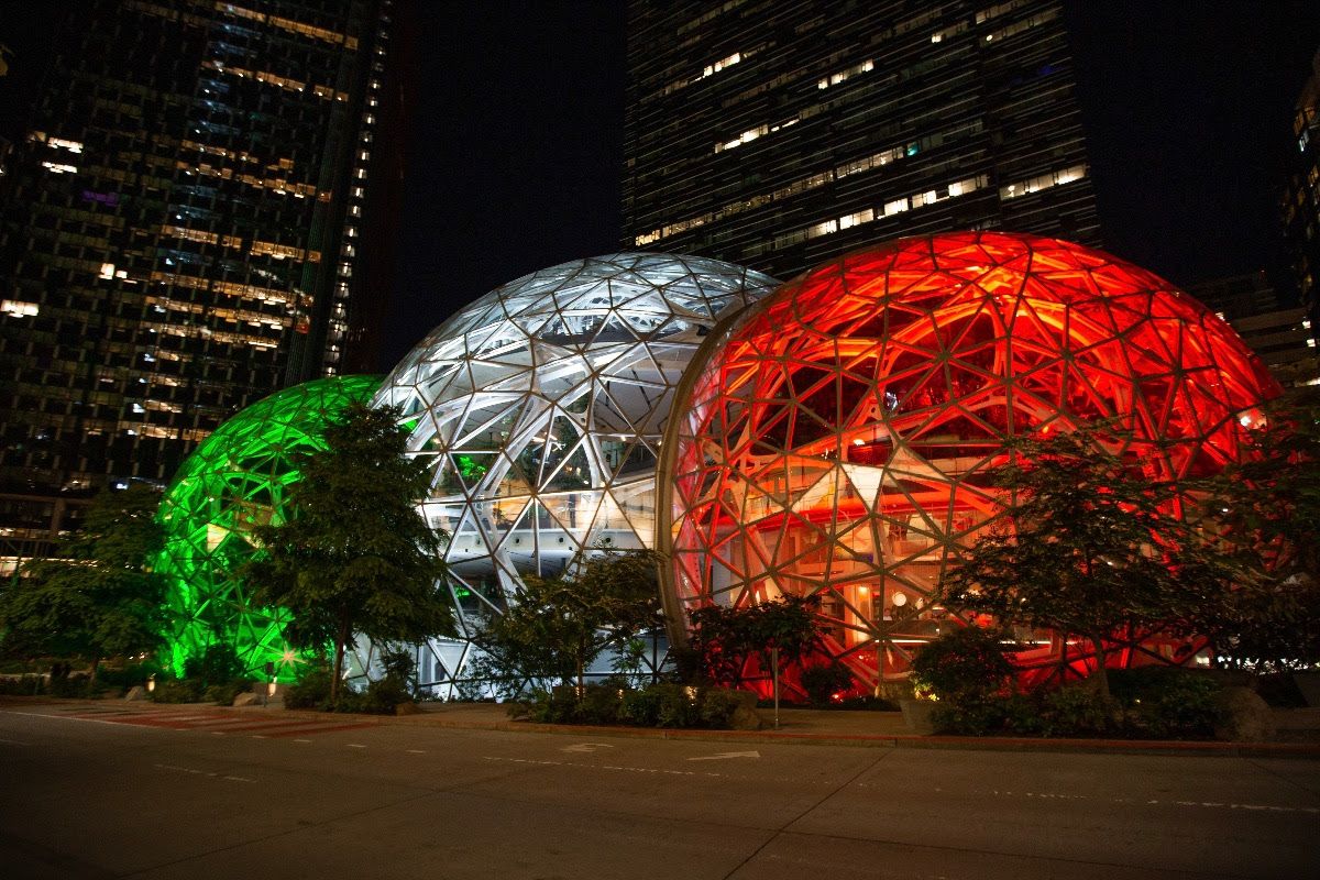 Amazon illumina con il tricolore le sfere del Centro direzionale di Seattle
