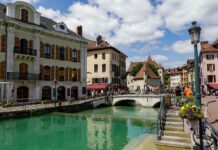Attacco con coltello in un parco di Annecy in Francia, bambini feriti