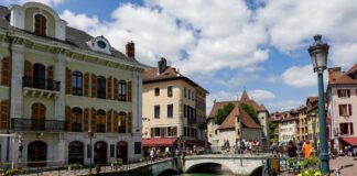 Attacco con coltello in un parco di Annecy in Francia, bambini feriti