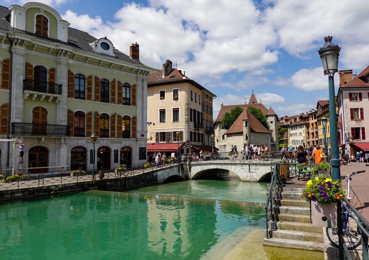 Attacco con coltello in un parco di Annecy in Francia, bambini feriti