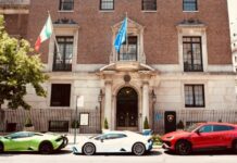 Lamborghini festeggia il 2 giugno negli States con tre supercar tricolore davanti alle sedi delle istituzioni italiane