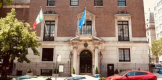 Lamborghini festeggia il 2 giugno negli States con tre supercar tricolore davanti alle sedi delle istituzioni italiane