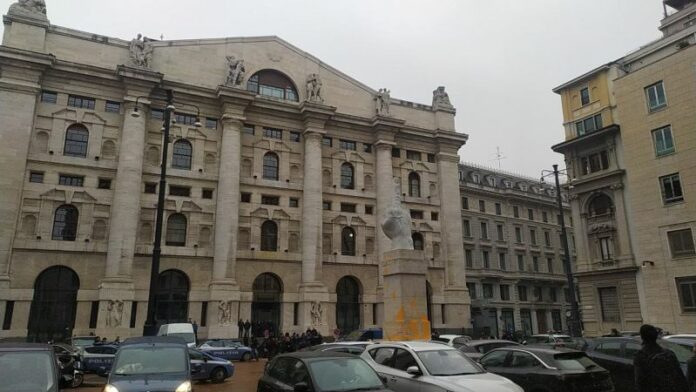 MILANO - IN PIAZZA AFFARI IMBRATTATO BASAMENTO DEL DITO DI CATTELAN DAGLI ATTIVISTI DI ULTIMA GENERAZIONE
